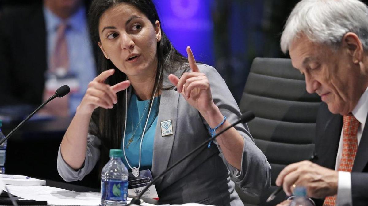 La activista cubana Rosa María Payá participa en la Cumbre de las Américas el 12 de mayo de 2016, en el recinto Wolfson del Miami Dade College, en Miami. A su izquierda está el expresidente chileno Sebastián Piñera.
