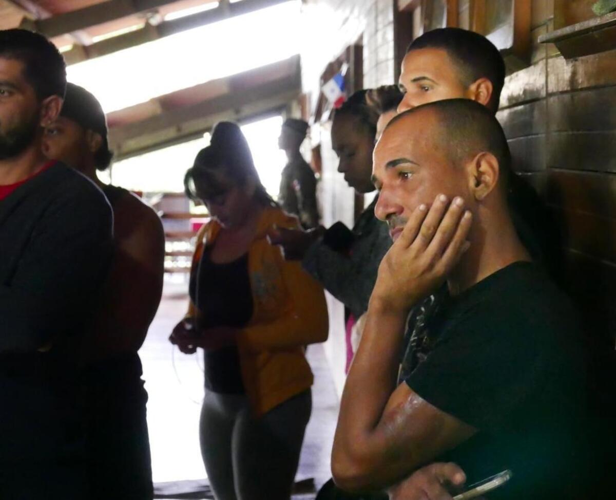 Migrantes cubanos varados en Panamá hablan con periodistas en el campamento de Gualaca, provincia de Chiriquí.
