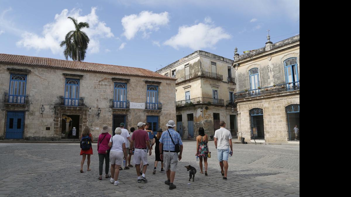 
Un grupo de turistas norteamericanos en una visita guiada a La Habana Vieja. El restablecimiento de relaciones ya ha significado un aumento del 36% de turistas de EEUU que llegan a Cuba. 
