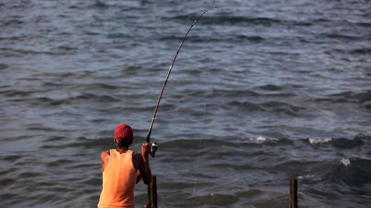 Un hombre pesca en el malecón el miércoles 13 de abril de 2016, en La Habana (Cuba).