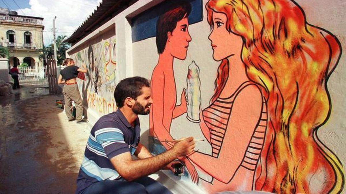 
Trabajadores del Ministerio de Salud Pública de Cuba pintan un mural en La Habana como parte de una campaña contra el VIH y el sida en esta foto de archivo de noviembre de 1998.
