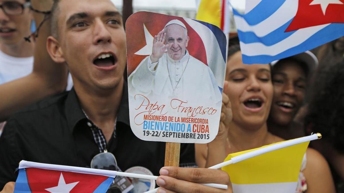 
Miles de jóvenes recibieron al papa Francisco en el Aeropuerto Internacional José Martí, en La Habana, el pasado 19 de septiembre.


