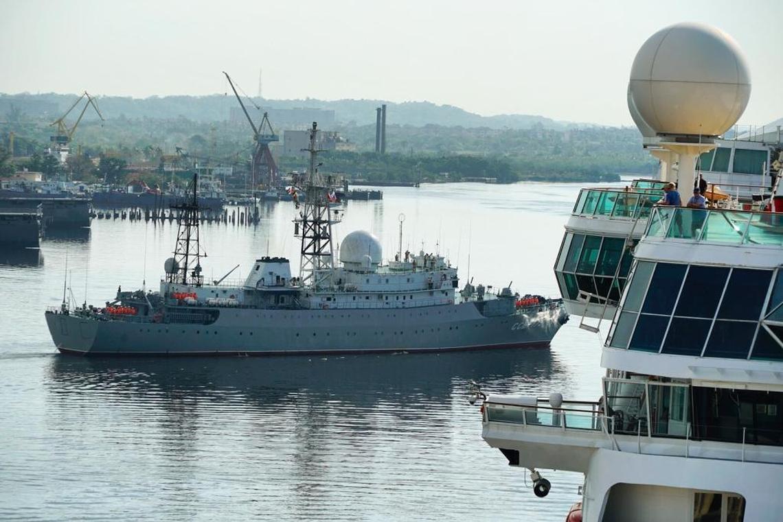 El barco espía ruso Viktor Leonov pasa cerca de un crucero estadounidense en la bahía de La Habana en la mañana del 16 de marzo del 2018.