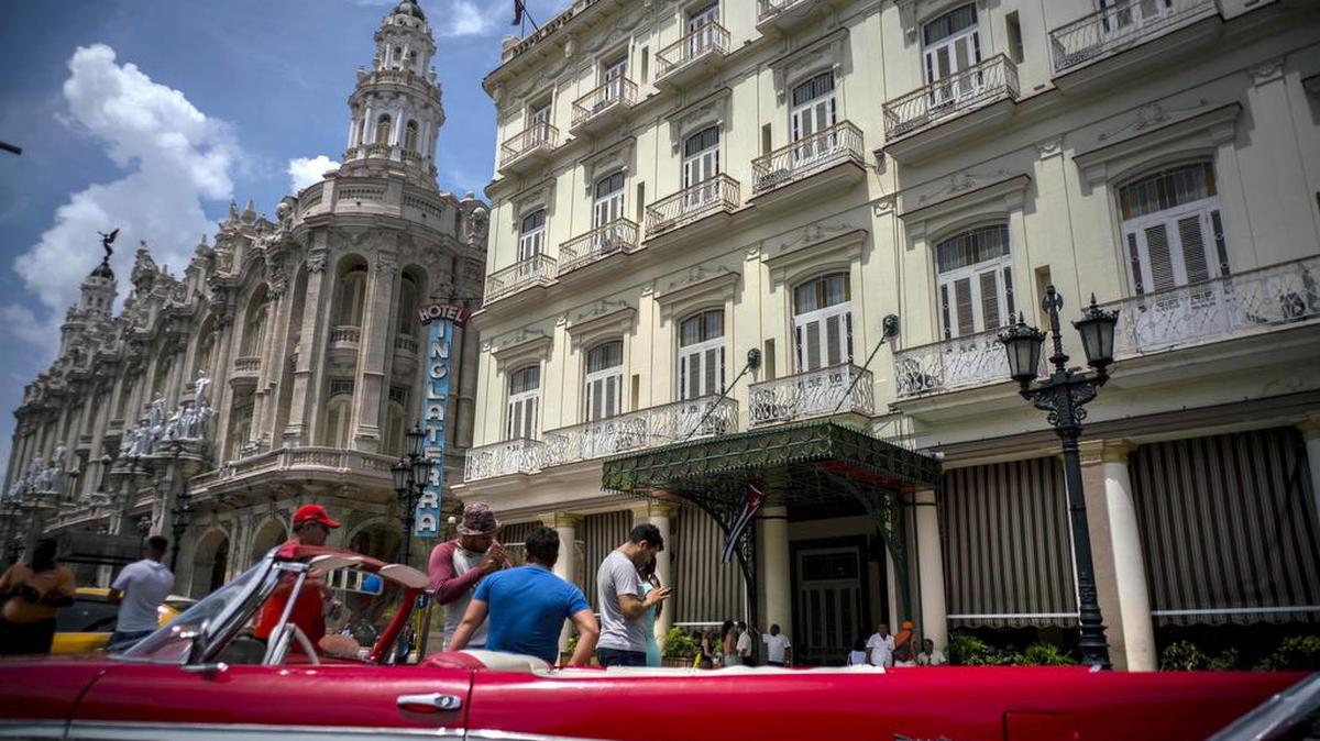 Un auto clásico estacionado frente al Hotel Inglaterra en La Habana, Cuba, el sábado 17 de junio del 2017.
