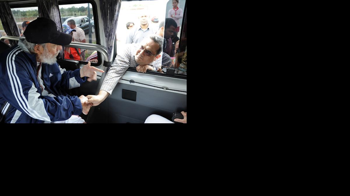 
El líder cubano Fidel Castro saluda a un miembro de una delegación venezolana el pasado lunes 30 marzo en La Habana, en una foto publicada el viernes por al portal  www.cubadebate.cu.
