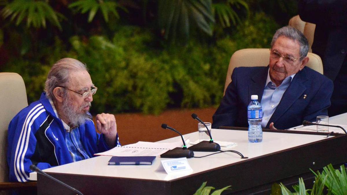 Fotografía cedida por ACN del líder cubano Fidel Castro (i) y su hermano el gobernante cubano Raúl Castro (d) quienes asisten hoy, martes 19 de abril de 2016, a la clausura del VII Congreso del Partido Comunista de Cuba (PCC, único), en el Palacio de las Convenciones en La Habana (Cuba).