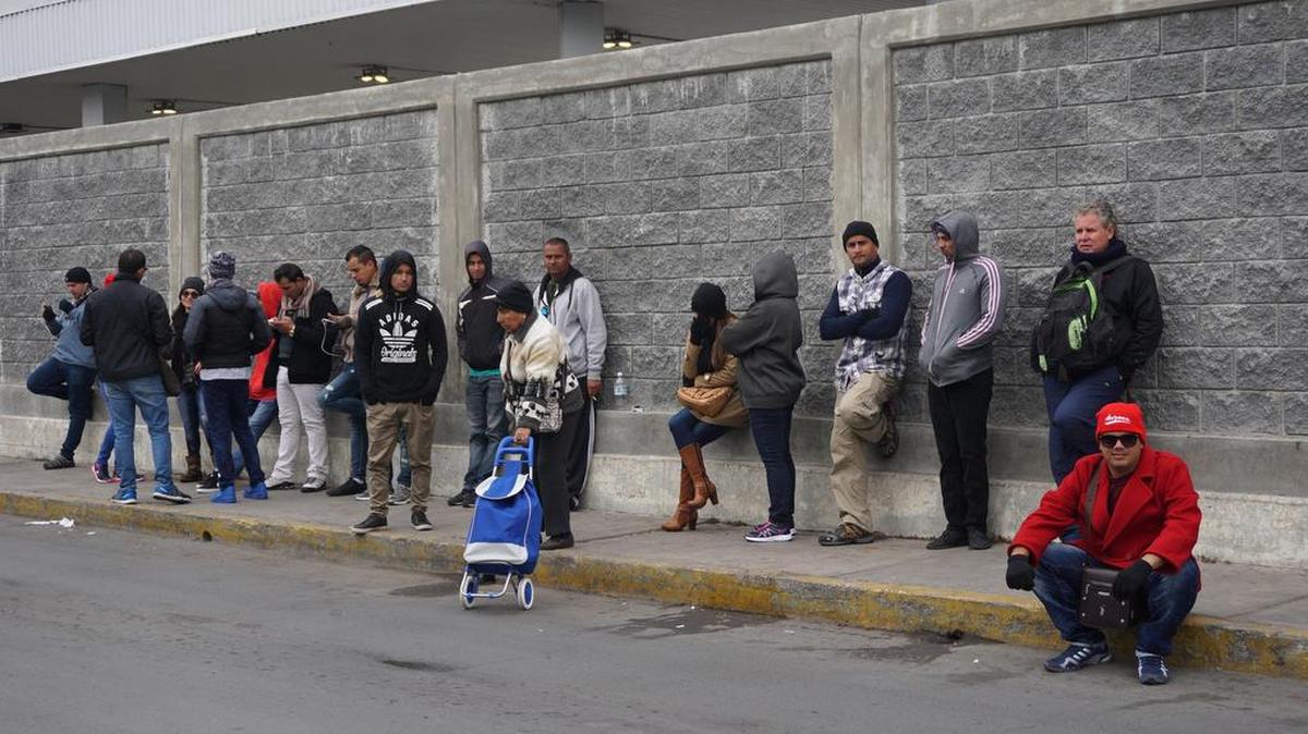 Un grupo de ciudadanos cubanos espera en la línea fronteriza de Nuevo Laredo (México) con territorio estadounidense este lunes 30 de enero de 2017.