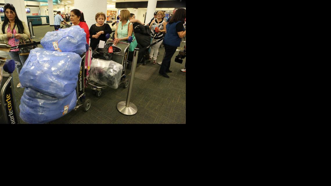 
Un grupo de viajeros en el Aeropuerto de Miami espera el jueves para despachar su equipaje en un vuelo a Cuba desde el Aeropuerto Internacional de Miami.
