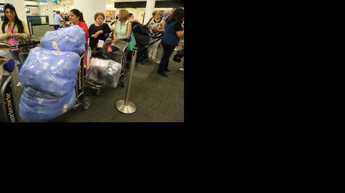 
Un grupo de viajeros en el Aeropuerto de Miami espera el jueves para despachar su equipaje en un vuelo a Cuba desde el Aeropuerto Internacional de Miami.
