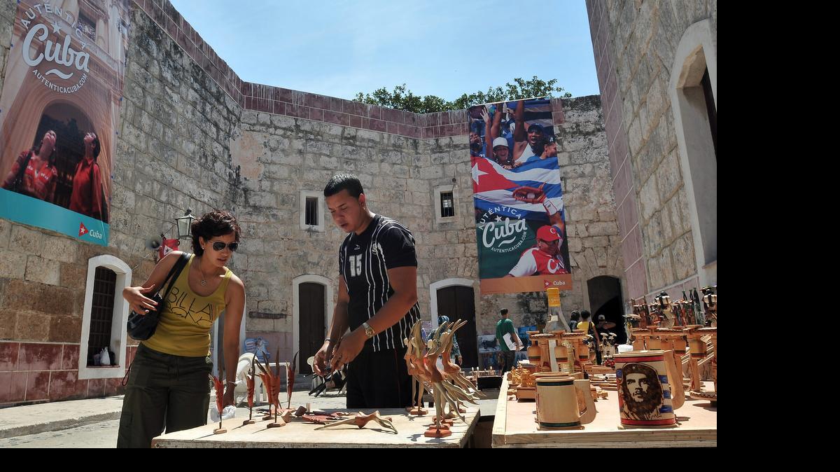 
Dos personas observan una muestra de artesanía durante una Feria Internacional de Turismo, celebrada en mayo del 2011 en La Habana.


