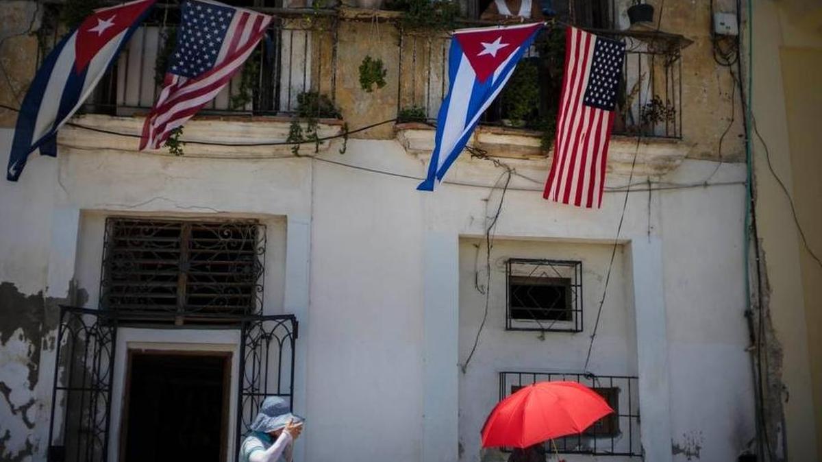 Banderas cubanas y estadounidenses cuelgan de un balcón el día en que Estados Unidos abrió su embajada en La Habana, el 14 de agosto del 2015. Las dos partes se reunieron el jueves y viernes en Washington para discutir las reclamaciones que los dos países tienen uno contra el otro.