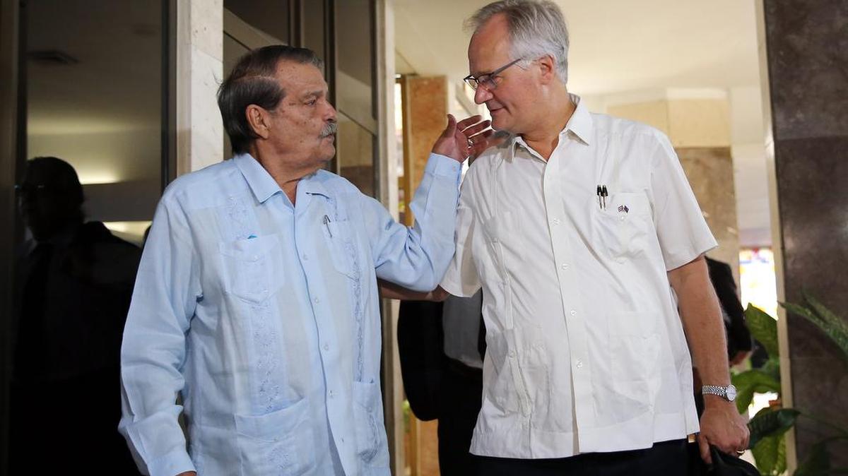 
El director general para América del Servicio Europeo de Acción Exterior, Christian Leffle (der.), habla con el vicecanciller cubano, Abelardo Moreno, al arribar el miércoles a la cancillería cubana en La Habana.
