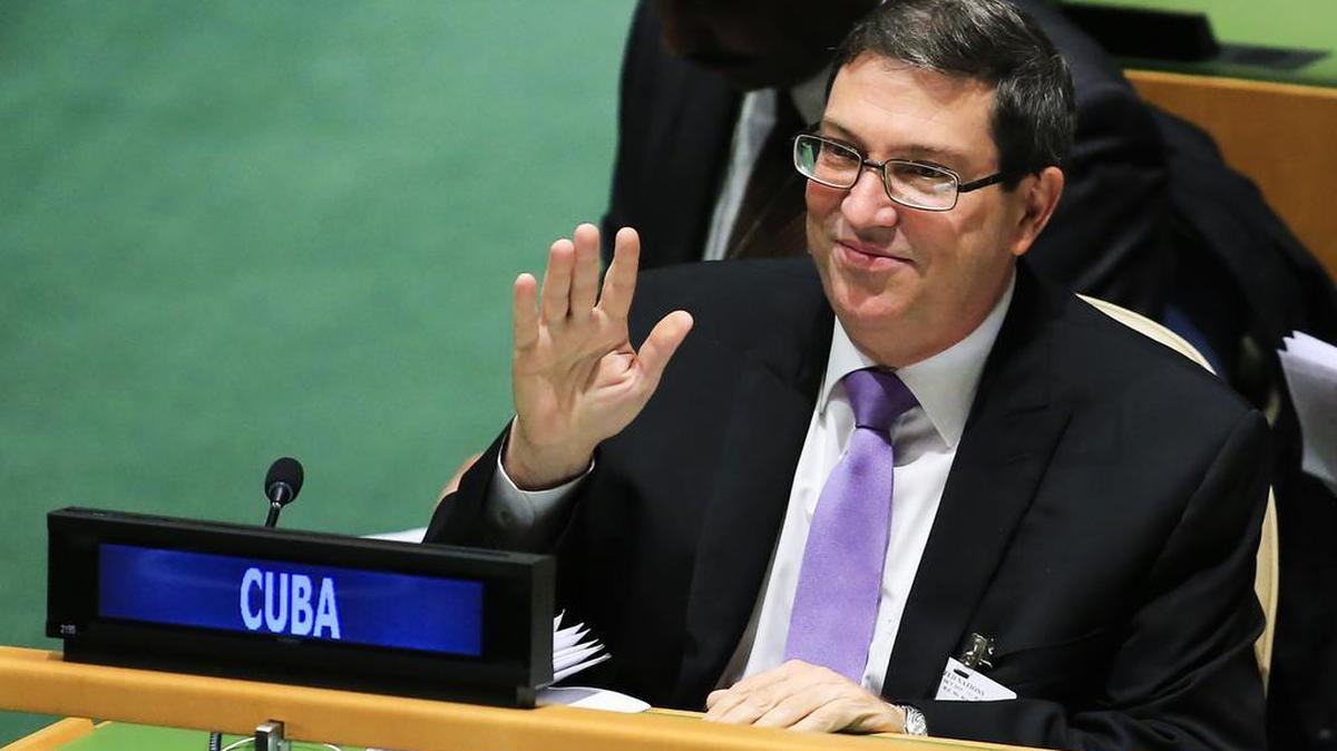 El secretario de Relaciones Exteriores de Cuba, Bruno Rodríguez, saluda a varios diplomáticos hoy, martes 27 de octubre de 2015, antes de la sesión de la Asamblea General acerca de la resolución sobre el embargo de Cuba, en la sede central de Naciones Unidas en Nueva York (EEUU).