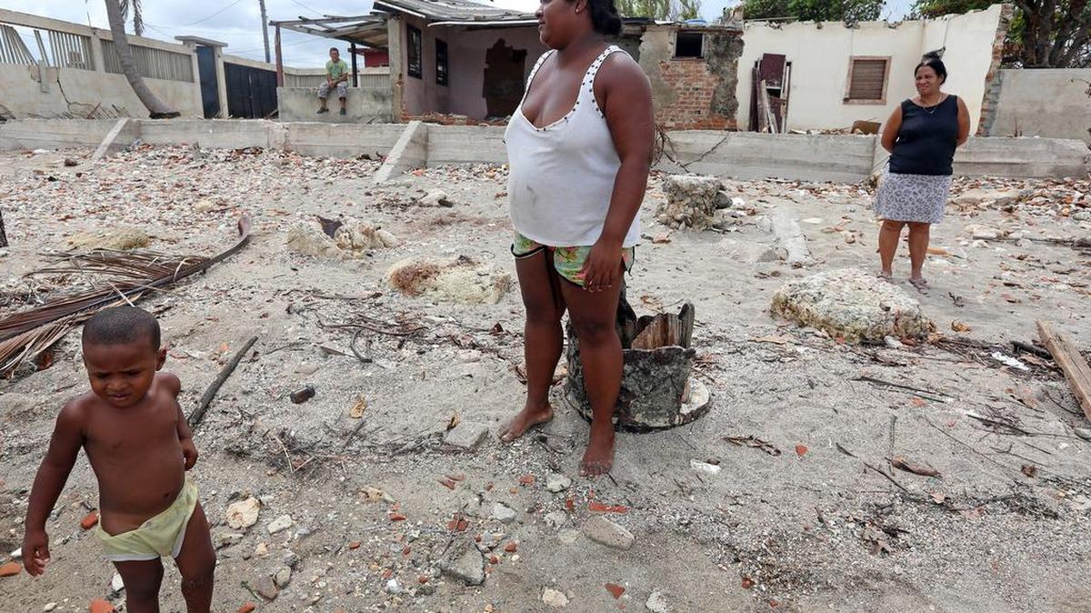 Esperanza Reyes, residente del pueblo cubano Jaimanitas, junto a su hijo de 2 años, Michael José Rodríguez, están entre las miles de personas afectadas por el huracán Irma.