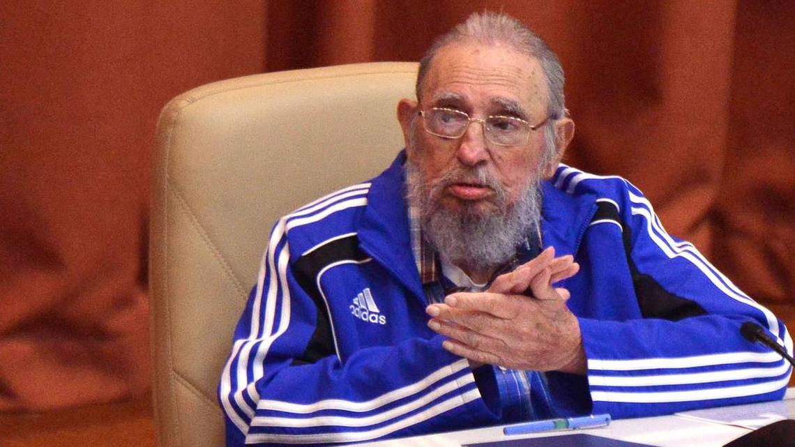 Fidel Castro aplaude en la Convención del Partido Comunista de Cuba (PCC) el 19 de abril de 2016.
