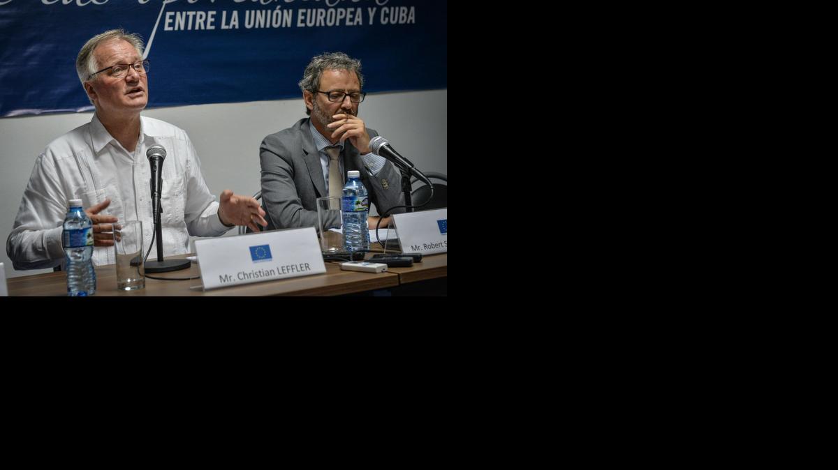 
Christian Leffler, representante de la Unión Europea (izq.) y Robert Steinlecher, miembro de la Comisión de UE, dan una conferencia de prensa el jueves en La Habana. 
