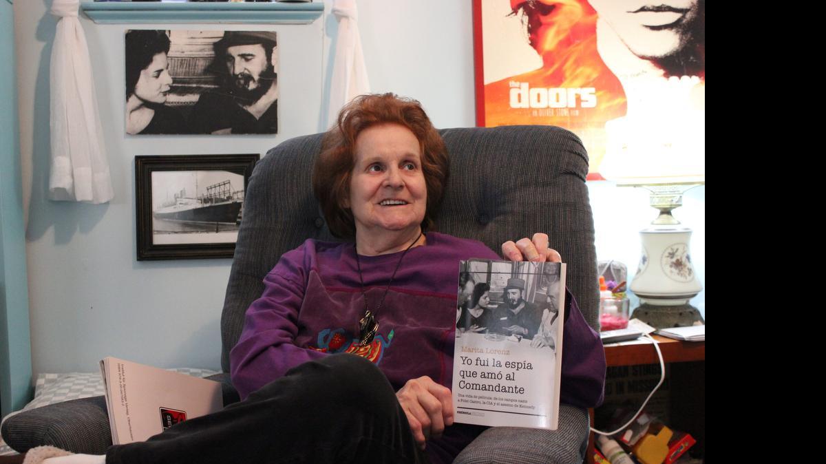 

Marita Lorenz, la primera amante que tuvo Fidel Castro cuando llegó al poder, muestra su libro de memorias “Yo fuí la espía que amó al comandante” (Ediciones Península) durante una entrevista en su casa en Baltimore.


