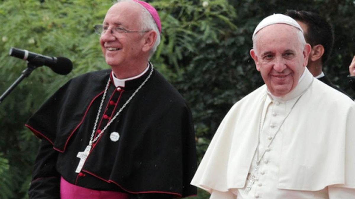 Emilio Aranguren Echeverría (der.), obispo de Holguín, junto al papa Francisco, durante una visita del Pontífice a Cuba en septiembre del 2015