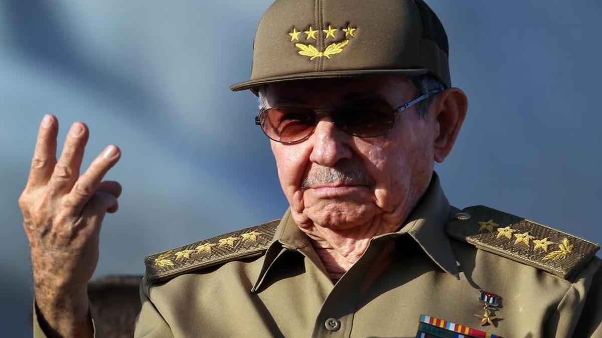El gobernante de Cuba, Raúl Castro, lidera el desfile por el Día Internacional de los Trabajadores el lunes 1 de mayo de 2017, en la Plaza de la Revolución de La Habana (Cuba).