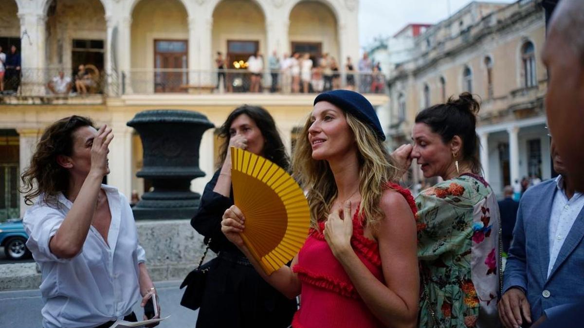 La modelo brasileña Gisele Bundchen (segunda a la der.) en el desfile de Karl Lagerfeld, de Chanel, en el Paseo del Prado, de La Habana, el 3 de mayo.