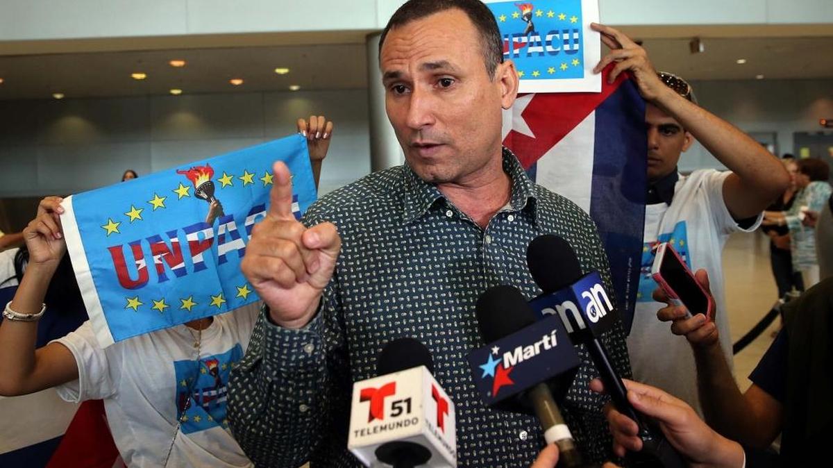 El disidente cubano, José Daniel Ferrer, líder de UNPACU, habla con los medios a su llegada a Miami, en mayo.