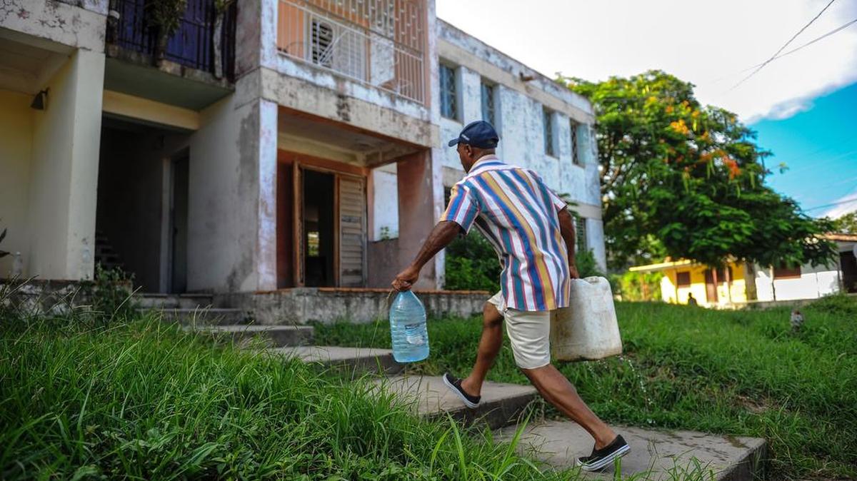 
La Defensa Civil llamó a los cubanos a adoptar medidas de emergencia para ahorrar agua ante la severa sequía, que afecta el suministro de agua en los hogares, la agricultura y la industria en toda la isla, debido a la falta de lluvias.

