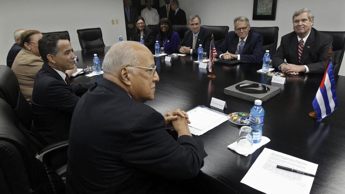 El secretario de agricultura de Estados Unidos Thomas Vilsack (d) se reúne con el vicepresidente cubano Ricardo Cabrisas (i) hoy,miércoles 11 de noviembre, en La Habana (Cuba).
