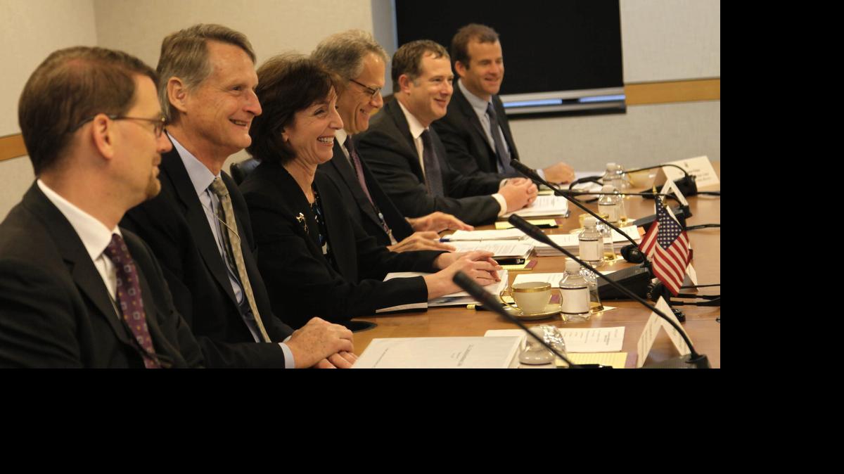 
Fotografía cedida por Cubadebate de la delegación del Gobierno de Estados Unidos, encabezada por la secretaria de Estado adjunta de EEUU para Latinoamérica, Roberta Jacobson (c), en su cuarta ronda de negociaciones para restablecer lazos diplomáticos con Cuba, hoy, jueves 21 de mayo de 2015, en la sede del Departamento de Estado, en Washington, en el primer encuentro de alto nivel desde la reunión entre los presidentes Barack Obama y Raúl Castro en la Cumbre de las Américas que acogió Panamá en abril. 
