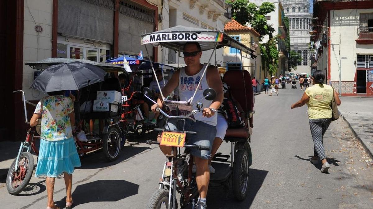 La ley eliminaría las restricciones legales que impiden a los estadounidenses viajar a Cuba y permitiría el turismo a la isla.