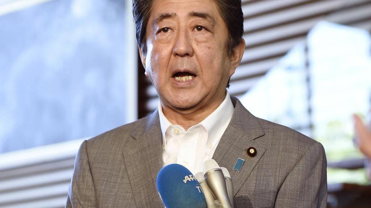 El primer ministro nipón Shinzo Abe responde a medios de prensa en Tokio.