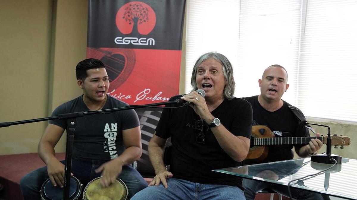 
Alejandro García ‘Virulo’, Premio Nacional de Humor cubano, canta durante la presentación al público de su disco "Cuba sí, Yanquis ¿qué?" el martes pasado, en La Habana.
