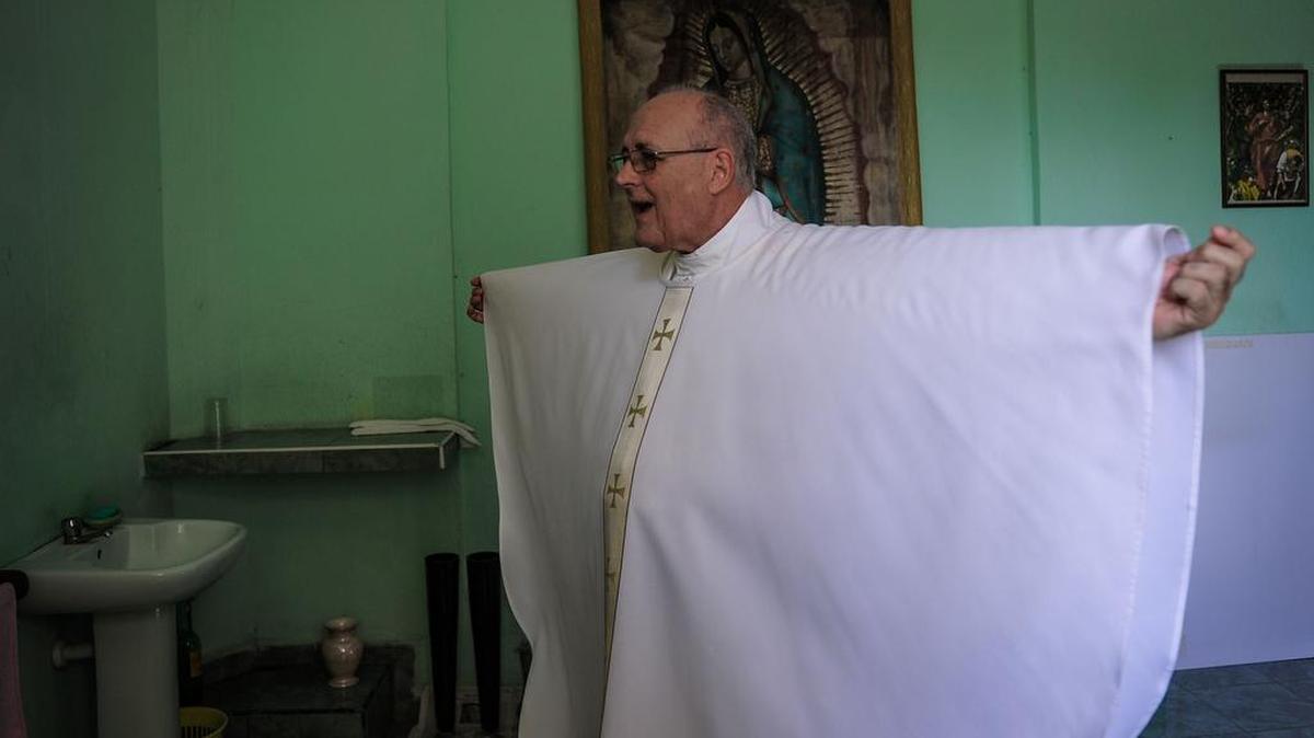 José Felix Pérez, el primer sacerdote-trabajador cubano, se prepara para decir misa en la iglesia de Santa Rita en La Habana, el 8 de agosto de 2017.