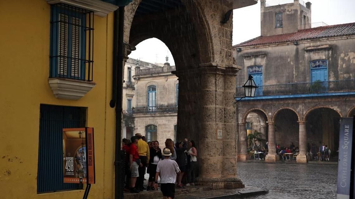 Un grupo de personas en la Habana Vieja, en enero del 2018. La cifra de cubanos que se repatriaron a la isla en el 2017 fue de 11,176.