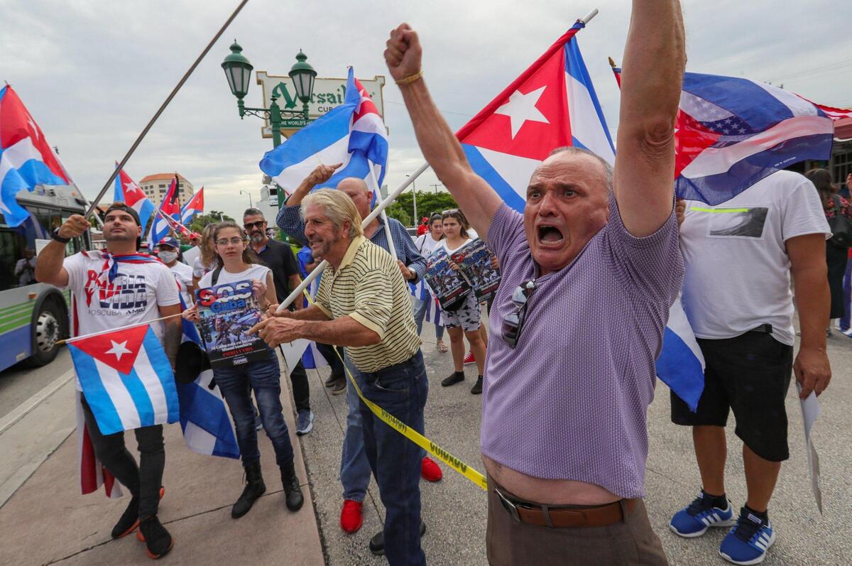 Algunos manifestantes se muestran emotivos durante un mitín contra el comunismo en Cuba que se realizó en el restaurante Versailles en la Calle Ocho en la Pequeña Habana, el miércoles 4 de agosto de 2021.