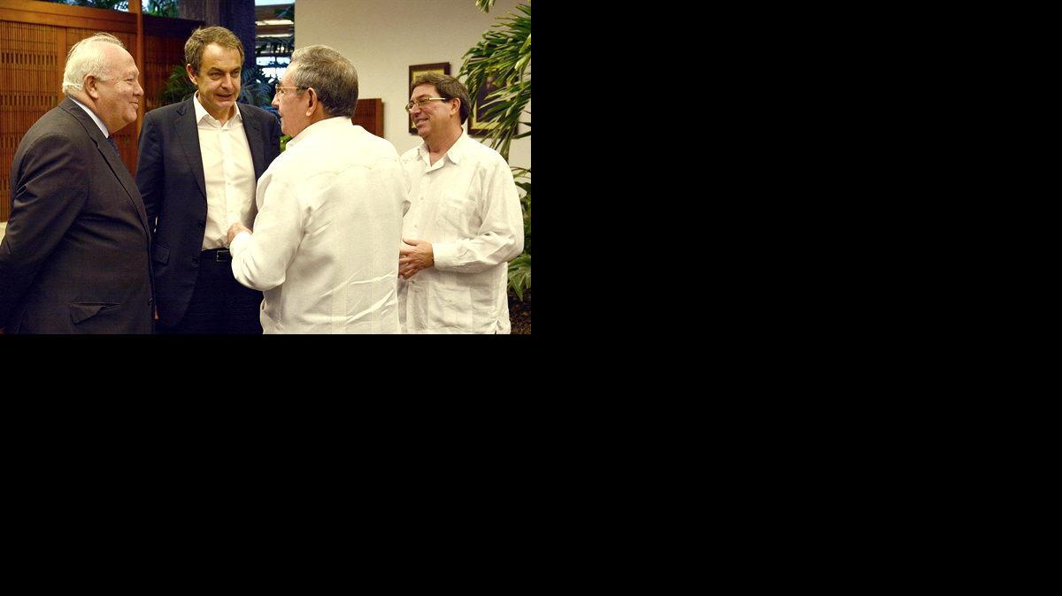 
El ex presidente del gobierno español, José Luis Rodríguez Zapatero, durante el encuentro que sostuvo con el gobernante Raúl Castro.



