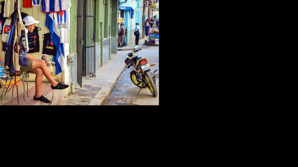 
Un vendedor espera clientes en una tienda en La Habana, en el 2014. Varias medidas del presidente de EEUU, Barack Obama, ha inyectado optimismo a los cubanos en la isla.
