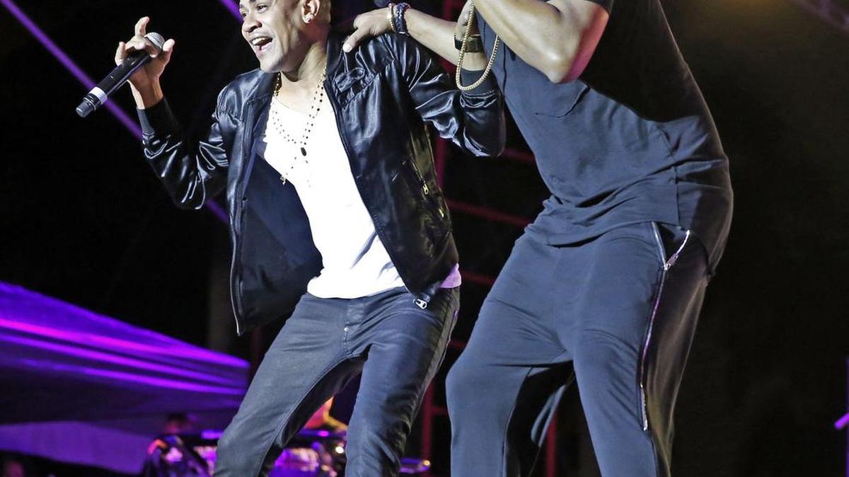 
Alexander Delgado y Randy Malcom Martínez, los integrantes de Gente de Zona durante un concierto en la ciudad surfloridada de Doral.
