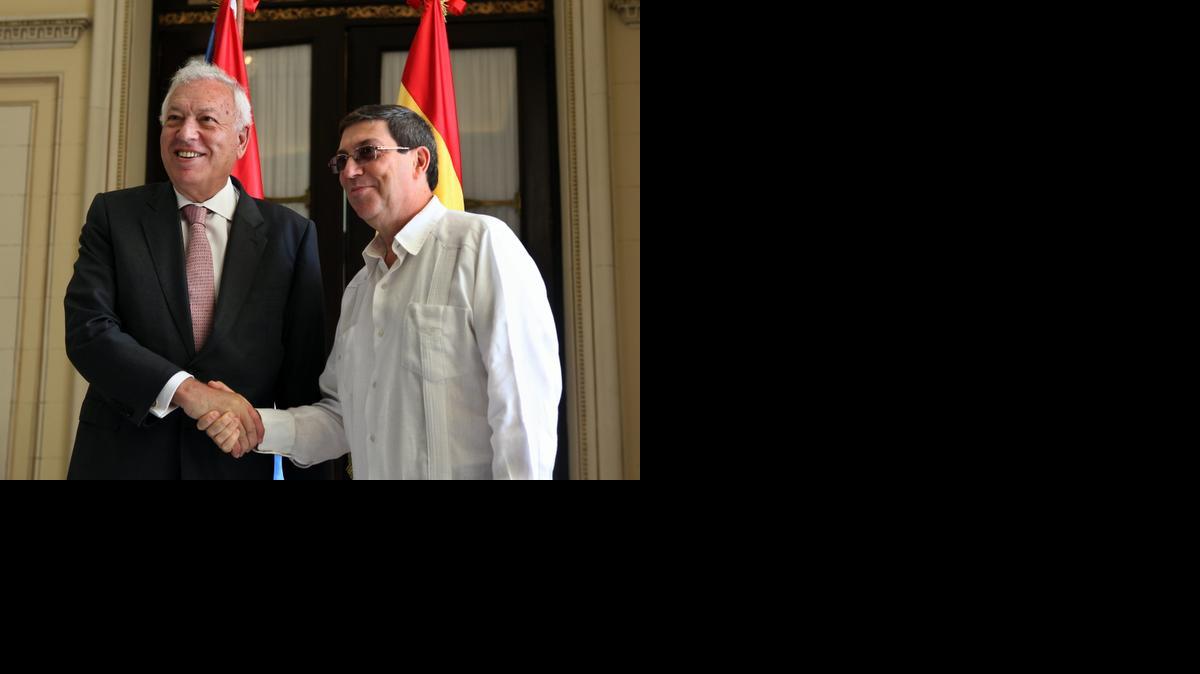 
El ministro de Asuntos Exteriores de España, José Manuel García-Margallo (i), se reúne con el canciller cubano, Bruno Rodríguez (d), hoy, martes 25 de noviembre de 2014, en La Habana (Cuba). García-Margallo realiza una visita de dos días a la isla en el que aborda asuntos bilaterales y regionales.
