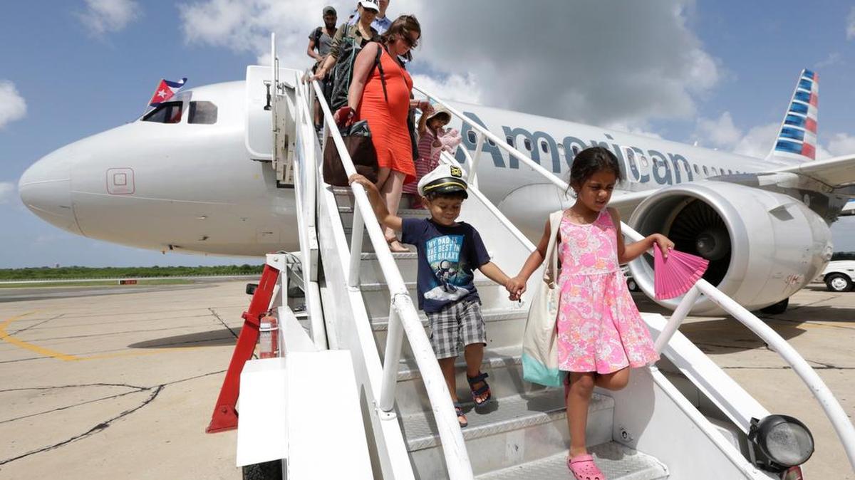 Pasajeros procedentes de Miami llegan al aeropuerto de Cienfuegos en vuelo inaugural de American Airlines.