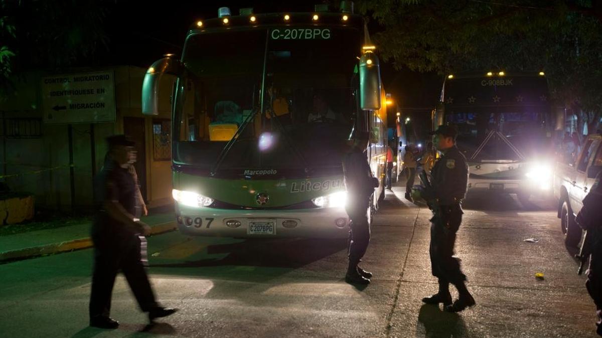 Un caravana de autobuses que transporta a inmigrantes cubanos llega a La hachadura, en El Salvador, cerca de la fromtera con Guatemala, el 13 de enero del 2016.