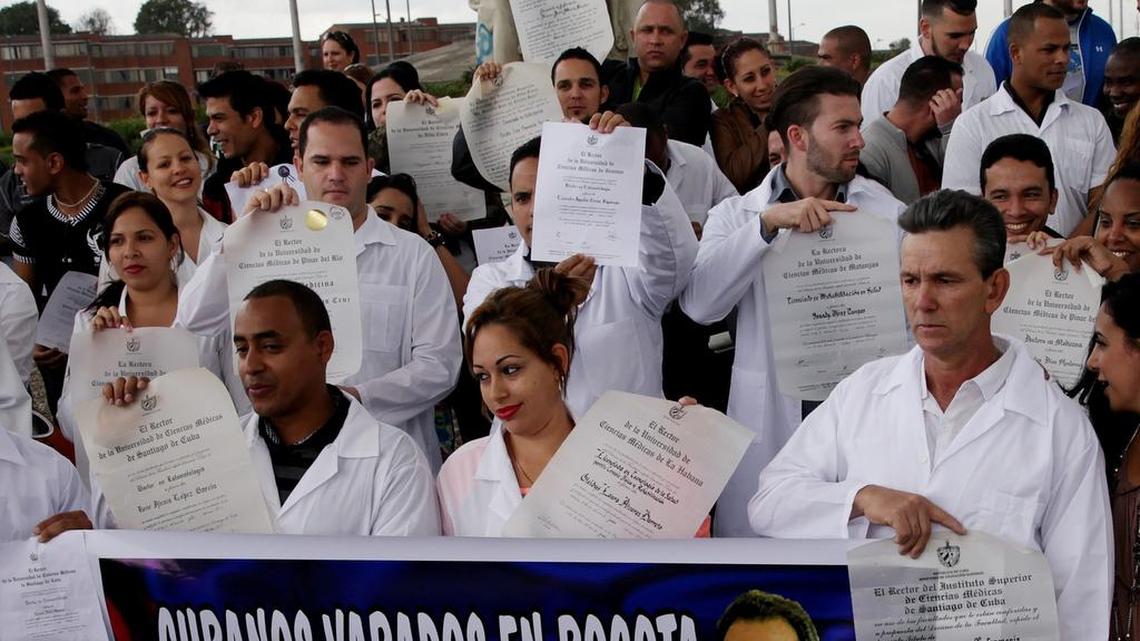
Decenas de médicos cubanos protestan hoy, sábado 22 de agosto de 2015, en la Plaza de Banderas al sur de Bogotá (Colombia). Alrededor de medio centenar de cubanos que desertaron de las misiones médicas de Venezuela se concentraron para denunciar "el limbo legal" en que se encuentran casi mil de ellos que permanecen a la espera de un visado para Estados Unidos y han agotado su tiempo de estancia regular en Colombia. 
