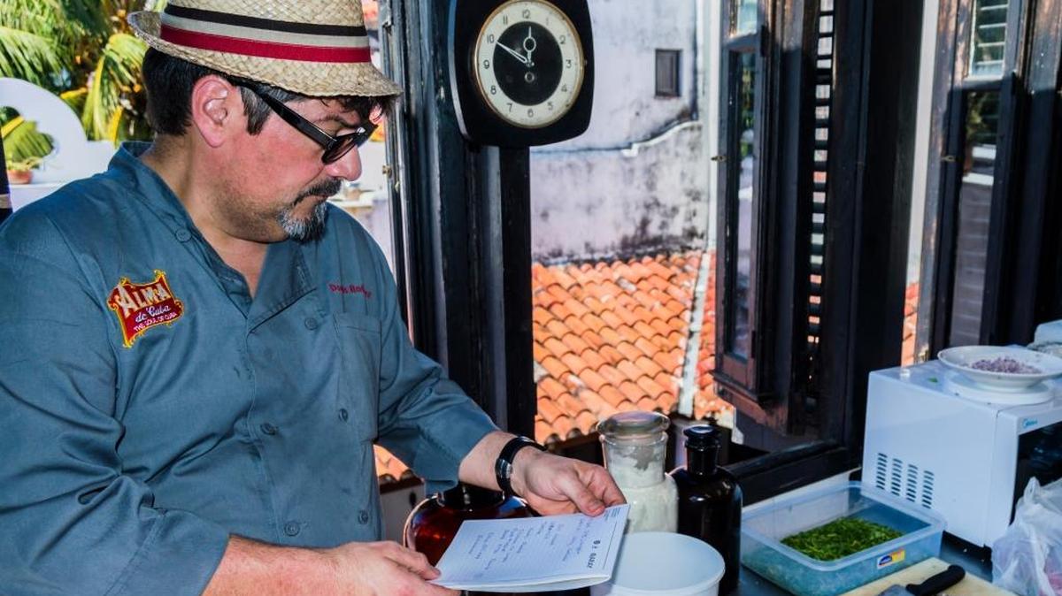 Rodríguez cocina junto a los chefs cubanos y conduce intercambios culturales con énfasis en la culinaria desde hace tres años.