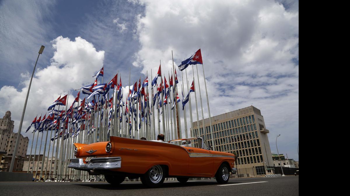 
Un “clásico” americano transita por el Malecón de La Habana, frente a la embajada de Estados Unidos, el domingo 26 de julio.


