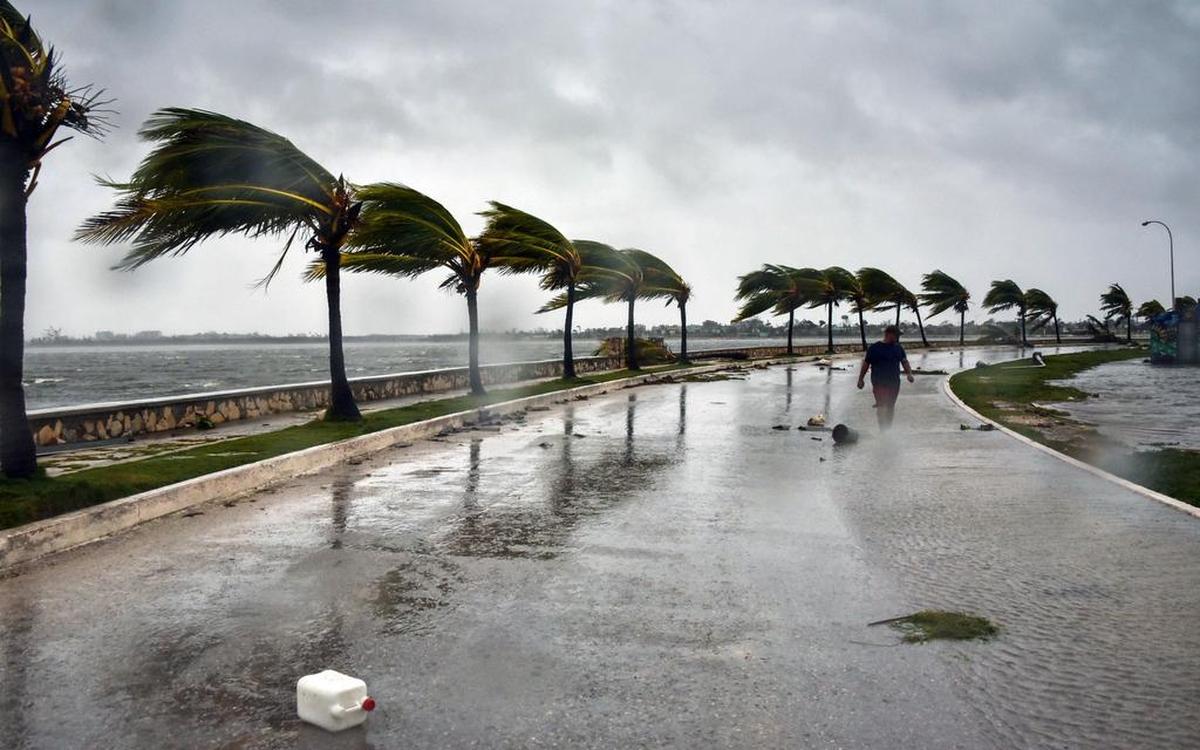 Un trata de caminar durante el paso del huracán Irma en Caibarién, Cuba.