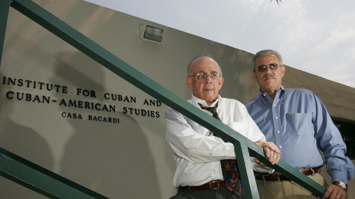 Jaime Suchliki (izq.), director del Instituto de Estudios Cubanos y Cubanoamericanos, y Andy Gómez, entonces alto directivo de la entidad, en una imagen del 2006.