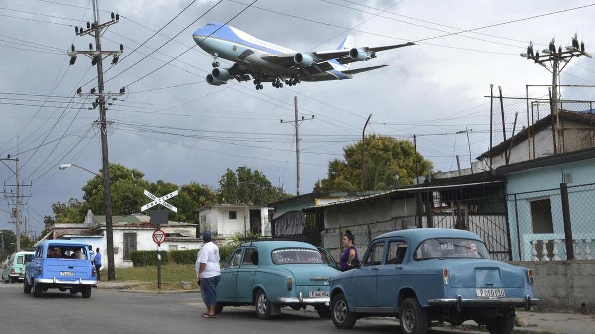 Fotografía titulada "Llegada del Air Force One", del cubano Yander Alberto Zamora de los Reyes, por la que ha sido galardonado con el premio de Fotografía en la XXXIV edición de los Premios Internacionales de Periodismo Rey de España y que capta el momento en el que el avión presidencial de Estados Unidos aterriza en La Habana por primera vez en al historia, publicada en diferentes diarios en marzo de 2016.