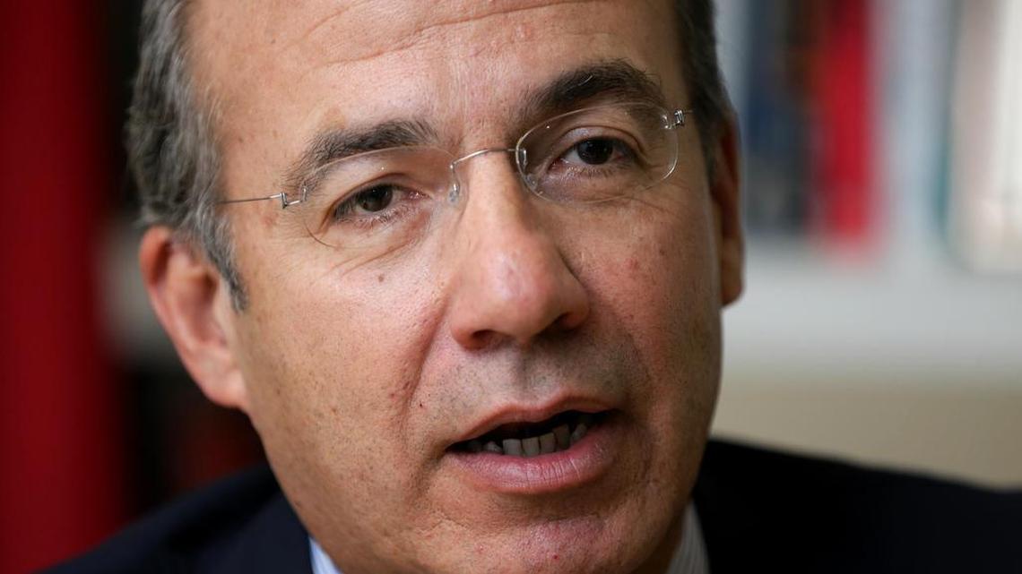 El expresidente mexicano Felipe Calderón habla el martes 21 de febrero de 2017, durante una entrevista con Efe en Ciudad de México.