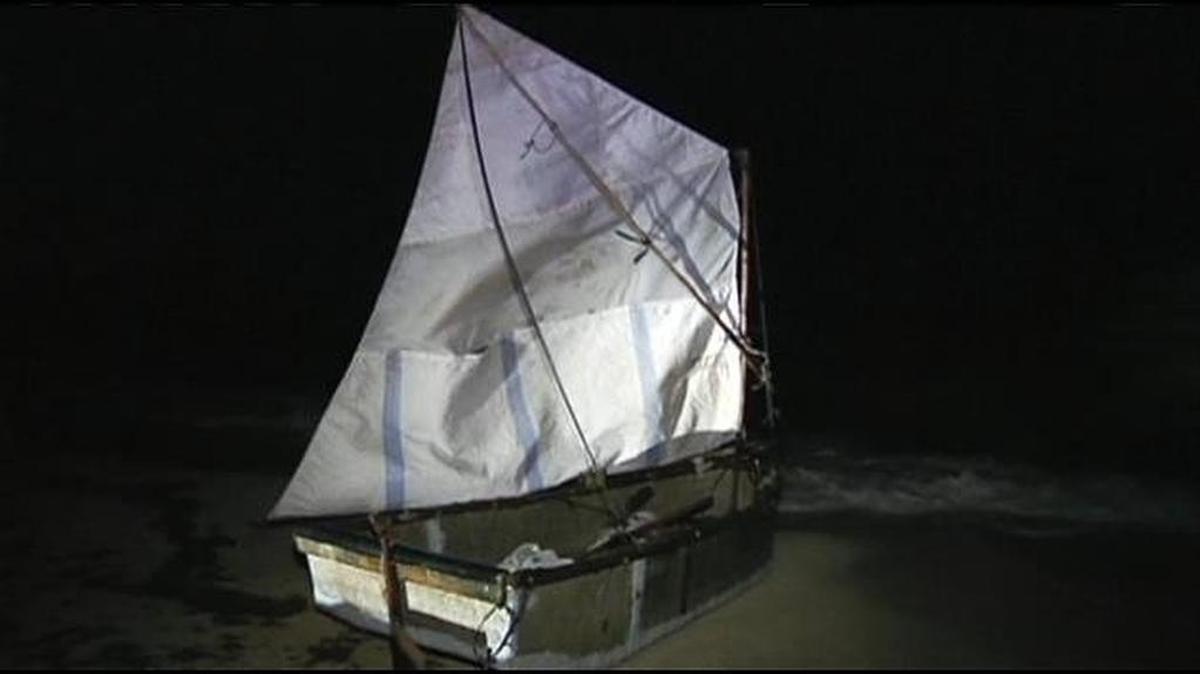 El barco en el que viajaban fue interceptado por la Armada a diez millas de Palmilla, pero la tripulación hizo caso omiso al llamado de los agentes.