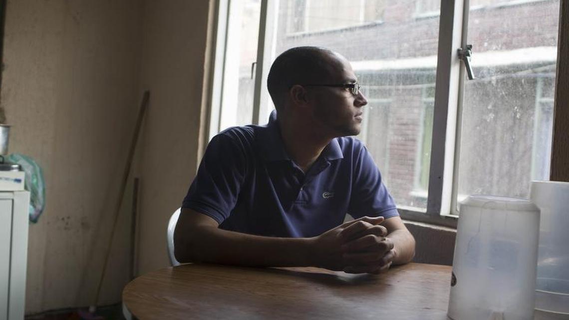 El odontólogo Guillermo Alarcón, de 30 años y nacido en Mayabeque, llegó a Bogotá en abril tras desertar de una misión médica de Venezuela junto con su esposa Claudia Alarcón, también una dentista de la provincia de Cienfuegos. Ambos rentan una pequeña habitación en una casa de Patio Bonito, al sur de Bogotá, en la que viven otros 10 profesionales de la salud de Cuba que esperan acogerse al Cuban Medical Professional Parole.