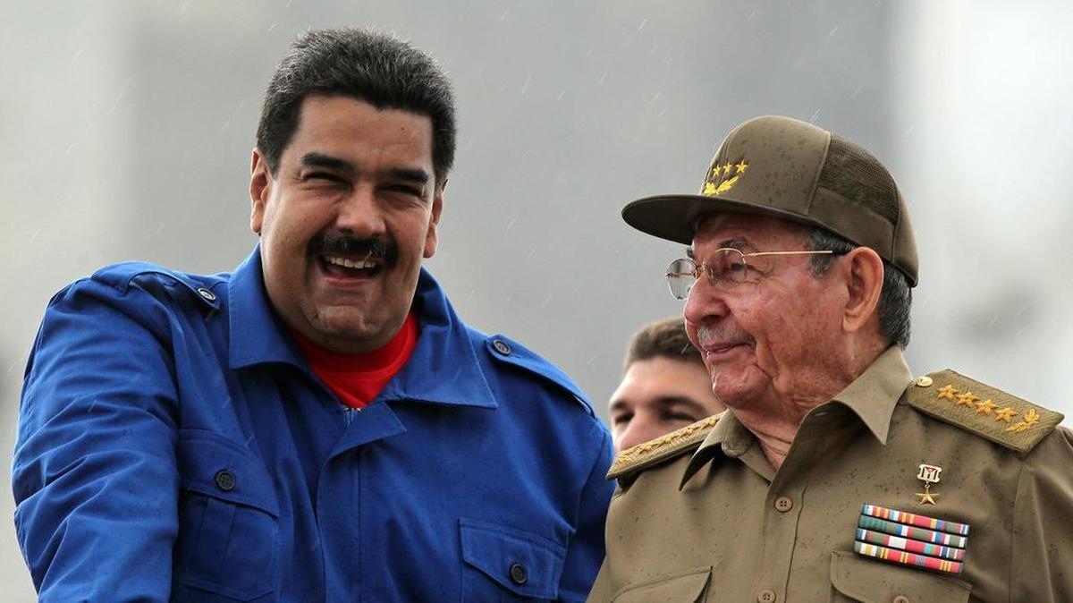 Los gobernantes de Cuba y Venezuela, Raúl Castro (d) y Nicolás Maduro (i), respectivamente, conversan el viernes 1 de mayo de 2015, en La Habana (Cuba), durante el desfile por el día de los trabajadores.